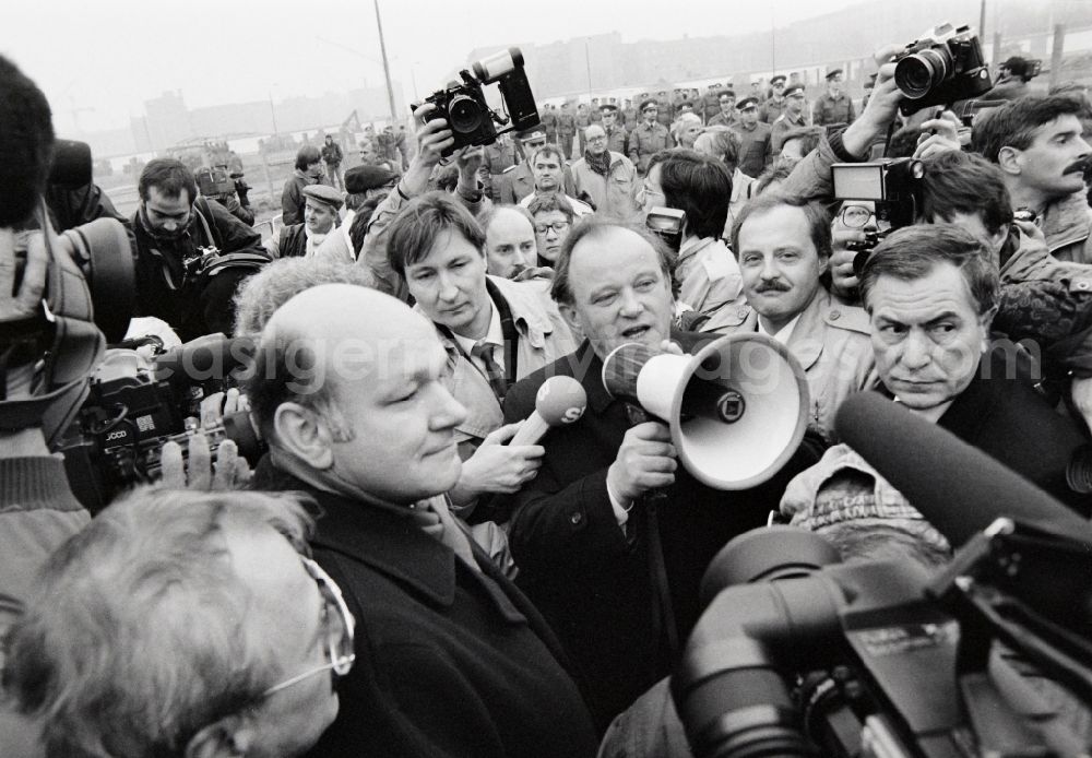 GDR photo archive: Berlin - Erhard Krack and Walter Momper speak for a reason to Opening the inner German border on the course of the wall of the state border on Potsdamer Platz in Berlin, the former capital of the GDR, German Democratic Republic