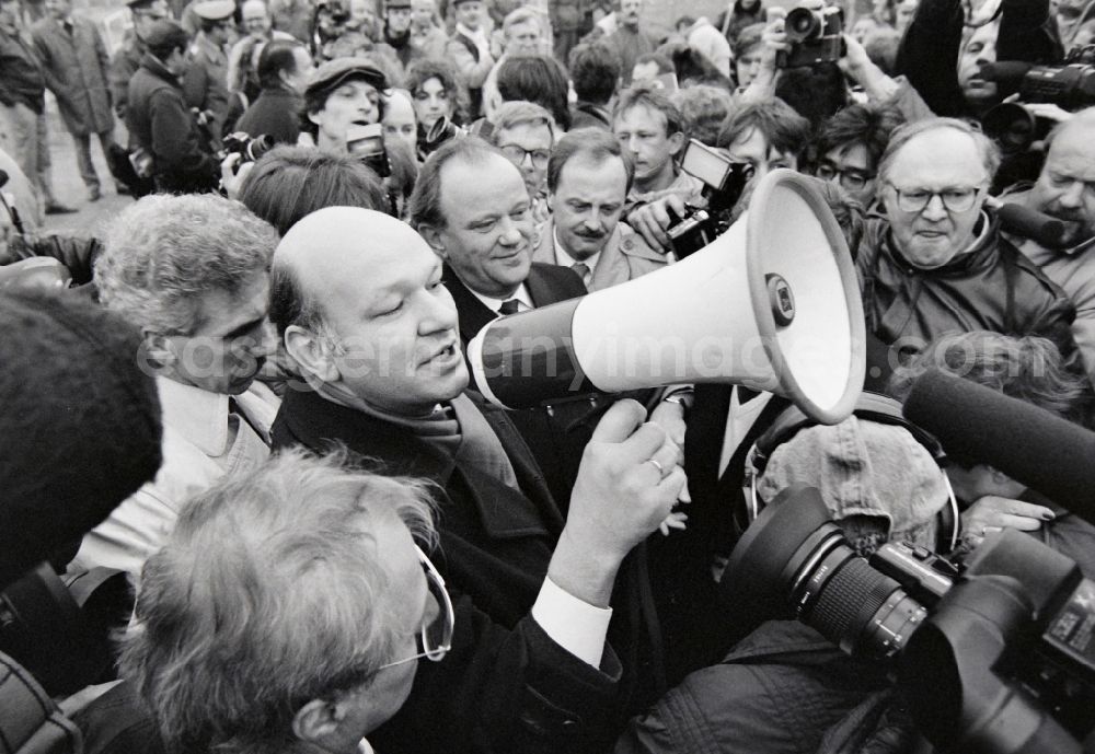 GDR image archive: Berlin - Erhard Krack and Walter Momper speak for a reason to Opening the inner German border on the course of the wall of the state border on Potsdamer Platz in Berlin, the former capital of the GDR, German Democratic Republic