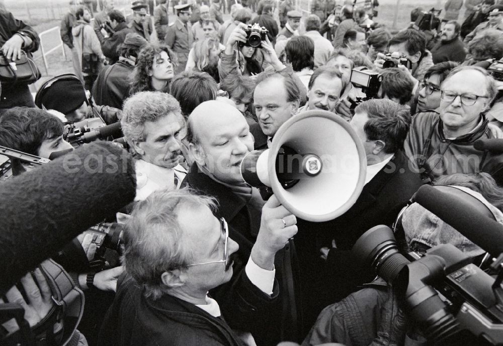 GDR photo archive: Berlin - Erhard Krack and Walter Momper speak for a reason to Opening the inner German border on the course of the wall of the state border on Potsdamer Platz in Berlin, the former capital of the GDR, German Democratic Republic