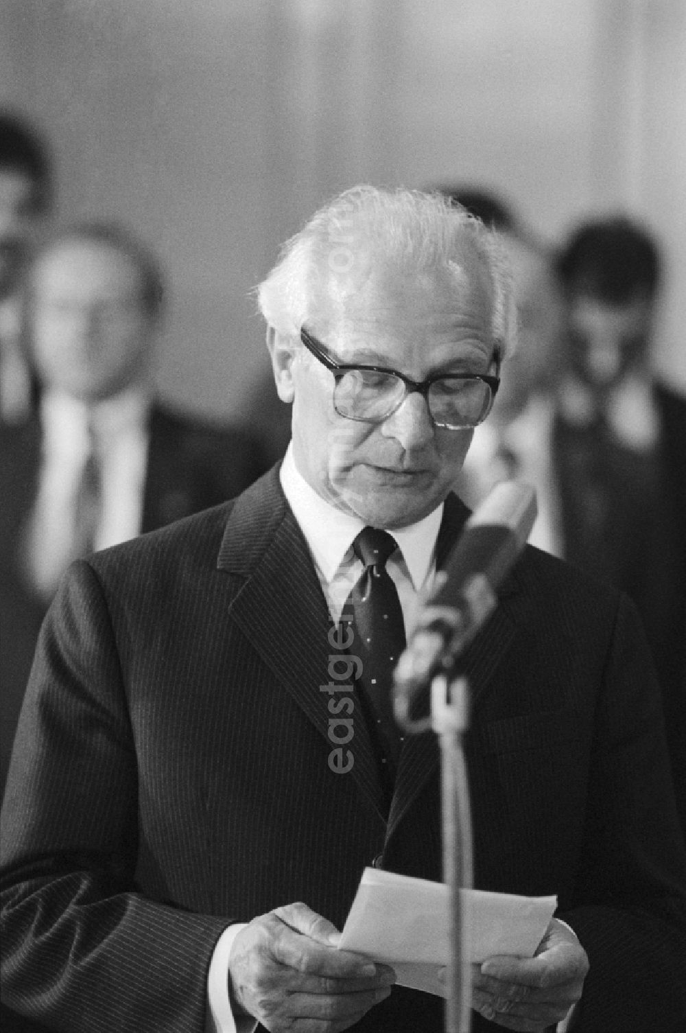 GDR picture archive: Prag - Erich Honecker (1912 - 1994), general secretary of the Central Committee of the SED Central Committee Socialist Unity Party and Chairman of the State Council official visit during a state visit in Prague in Czechoslovakia / Czech Republic