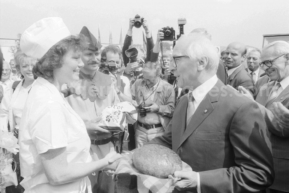 GDR image archive: Markkleeberg - Erich Honecker (1912 - 1994) at the opening of the agricultural exhibition AGRA 89 in Markkleeberg in Saxony in the area of the former GDR, German Democratic Republic