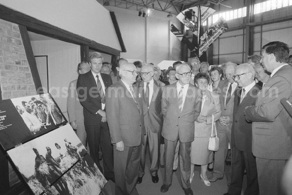 GDR picture archive: Markkleeberg - Erich Honecker (1912 - 1994) at the opening of the agricultural exhibition AGRA 89 in Markkleeberg in Saxony in the area of the former GDR, German Democratic Republic