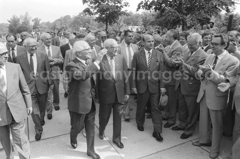 Markkleeberg: Erich Honecker (1912 - 1994) at the opening of the agricultural exhibition AGRA 89 in Markkleeberg in Saxony in the area of the former GDR, German Democratic Republic
