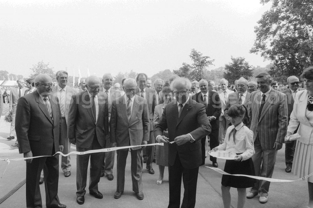 GDR picture archive: Markkleeberg - Erich Honecker (1912 - 1994) at the opening of the agricultural exhibition AGRA 89 in Markkleeberg in Saxony in the area of the former GDR, German Democratic Republic