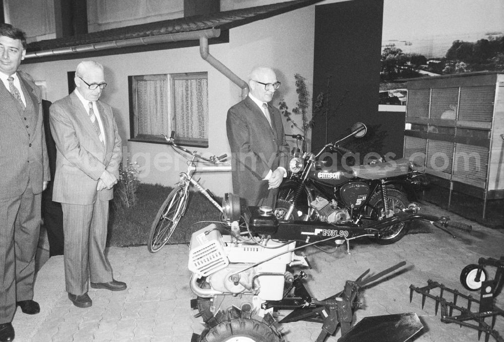 Markkleeberg: Erich Honecker (1912 - 1994) at the opening of the agricultural exhibition AGRA 89 in Markkleeberg in Saxony in the area of the former GDR, German Democratic Republic