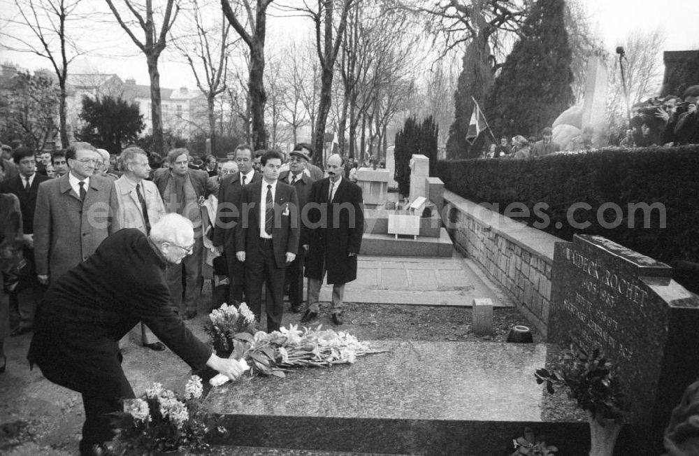 GDR picture archive: Paris - Erich Honecker, Staatsratspräsident DDR, legt Blumengebinde auf das Grab von Waldeck Rochet (Generalsekretär und Ehrenpräsident der PCF bzw. KPF, Kommunistische Partei Frankreich) auf dem Friedhof Pere Lachaise in Frankreich-Paris.