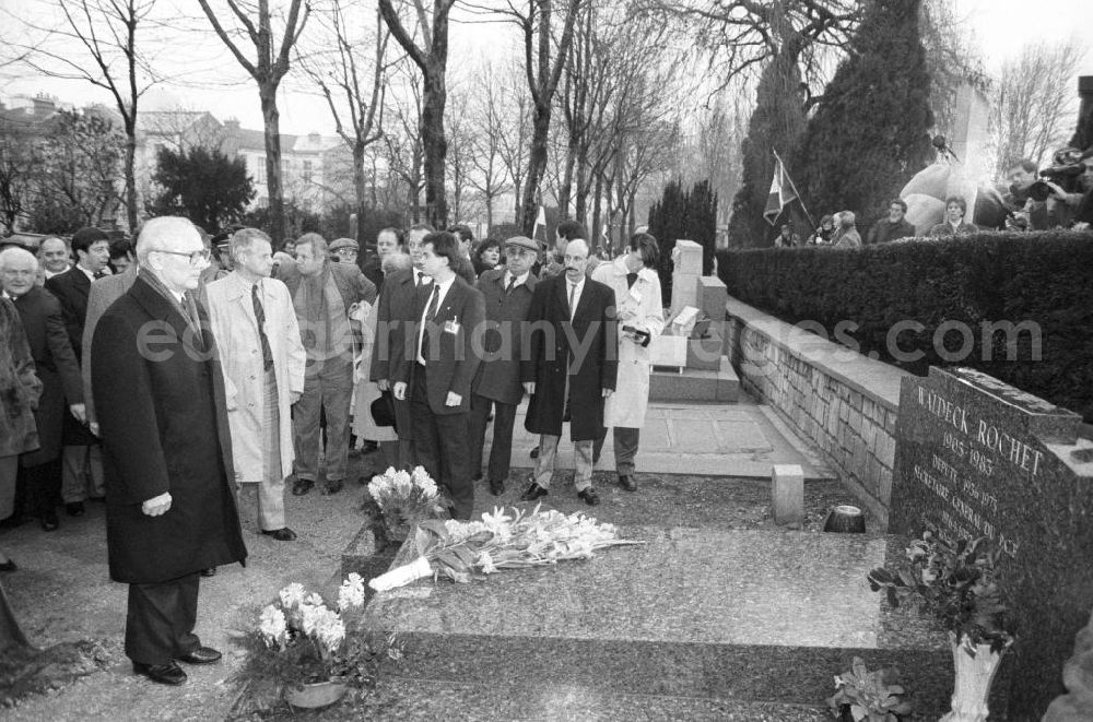 Paris: Erich Honecker, Staatsratspräsident DDR, nach der Niederlegung eines Blumengebindes auf das Grab von Waldeck Rochet (Generalsekretär und Ehrenpräsident der PCF bzw. KPF, Kommunistische Partei Frankreich) auf dem Friedhof Pere Lachaise in Frankreich-Paris.