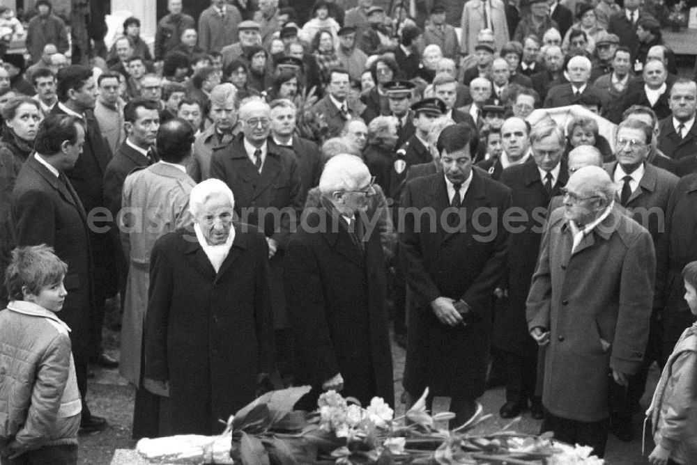 Paris: Erich Honecker, Staatsratspräsident DDR, nach der Niederlegung eines Blumengebindes auf dem Friedhof Pere Lachaise in Frankreich-Paris. Links und rechts im Bild zwei Kinder (französische Pioniere).