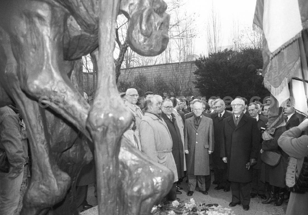 GDR picture archive: Paris - Erich Honecker, Staatsratspräsident DDR, nach der Niederlegung eines Blumengebindes am Denkmal für das KZ Buchenwald-Dora auf dem Friedhof Pere Lachaise in Frankreich-Paris.