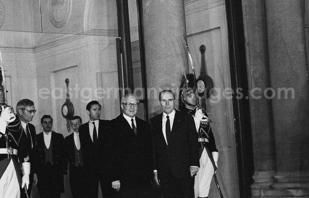 GDR picture archive: Paris - Erich Honecker, Vorsitzender des Staatsrates DDR, wird von Francois Mitterrand, Staatspräsident Frankreich, in Paris im Elysee-Palast empfangen. Aufstellung für das Pressefoto. Im Hintergrund zwei Leibgardisten mit erhobenem Säbel.