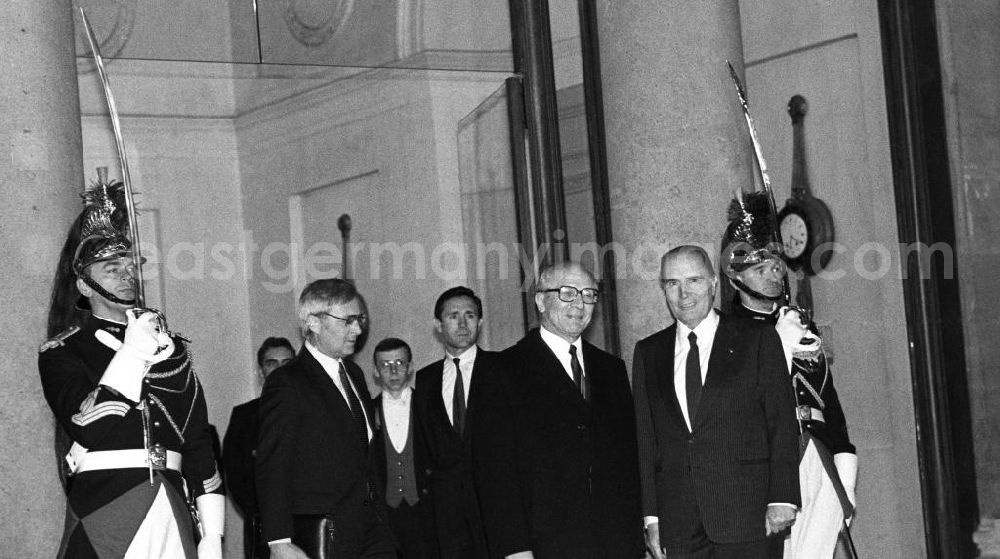 Paris: Erich Honecker, Vorsitzender des Staatsrates DDR, wird von Francois Mitterrand, Staatspräsident Frankreich, in Paris im Elysee-Palast empfangen. Aufstellung für das Pressefoto. Im Hintergrund zwei Leibgardisten mit erhobenem Säbel.