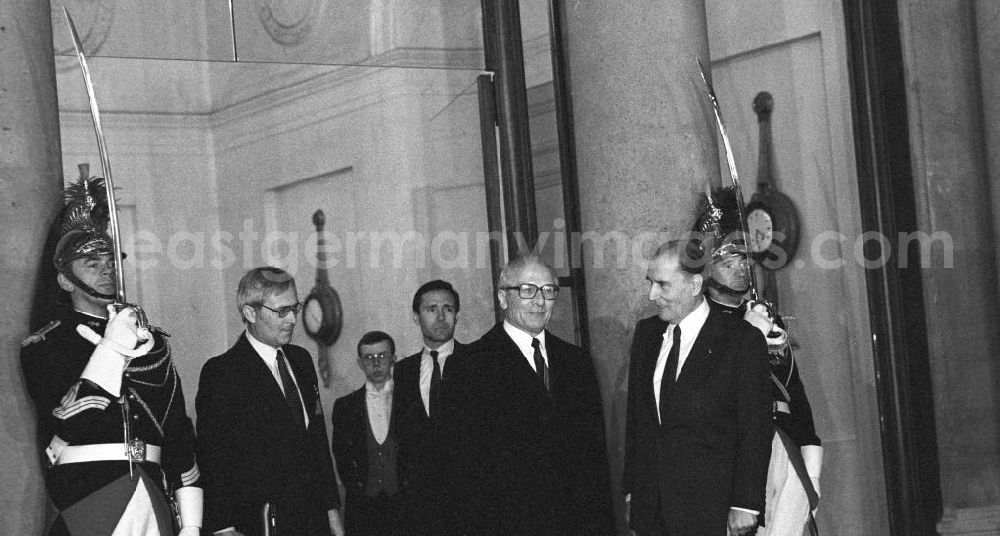 GDR image archive: Paris - Erich Honecker, Vorsitzender des Staatsrates DDR, wird von Francois Mitterrand, Staatspräsident Frankreich, in Paris im Elysee-Palast empfangen. Aufstellung für das Pressefoto. Im Hintergrund zwei Leibgardisten mit erhobenem Säbel.