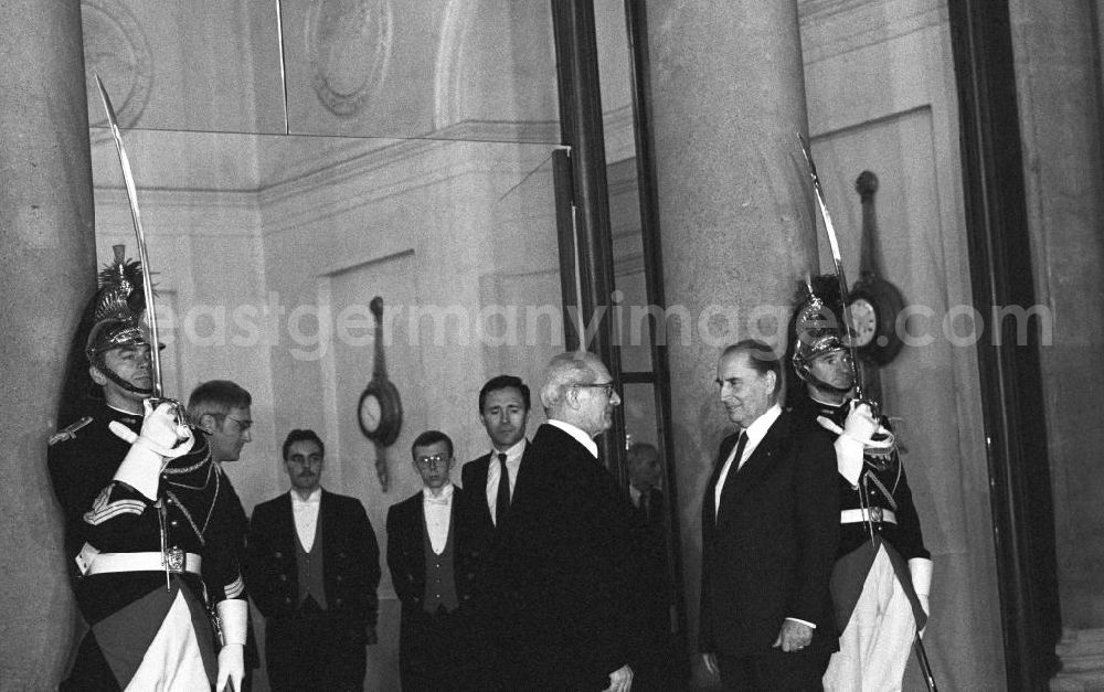 GDR photo archive: Paris - Erich Honecker, Vorsitzender des Staatsrates DDR, wird von Francois Mitterrand, Staatspräsident Frankreich, in Paris im Elysee-Palast empfangen. Aufstellung für das Pressefoto. Im Hintergrund zwei Leibgardisten mit erhobenem Säbel.