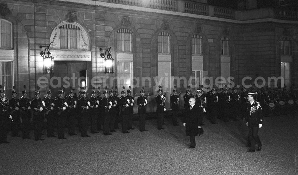 GDR picture archive: Paris - Nachtaufnahme: Erich Honecker, Vorsitzender des Staatsrates DDR, beim Abschreiten der Ehrenformation vor dem Elysee-Palast in Paris.