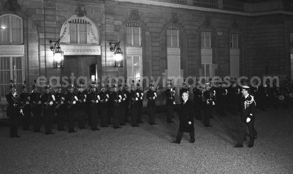 Paris: Nachtaufnahme: Erich Honecker, Vorsitzender des Staatsrates DDR, beim Abschreiten der Ehrenformation vor dem Elysee-Palast in Paris.
