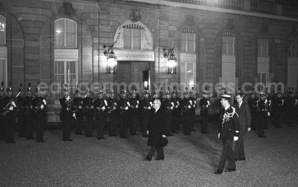 GDR image archive: Paris - Nachtaufnahme: Erich Honecker, Vorsitzender des Staatsrates DDR, beim Abschreiten der Ehrenformation vor dem Elysee-Palast in Paris.