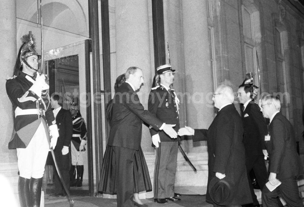 GDR picture archive: Paris - Francois Mitterrand, Staatspräsident Frankreich, reicht Erich Honecker, Vorsitzender des Staatsrates DDR, die Hand zum Empfang im Elysee-Palast in Paris.