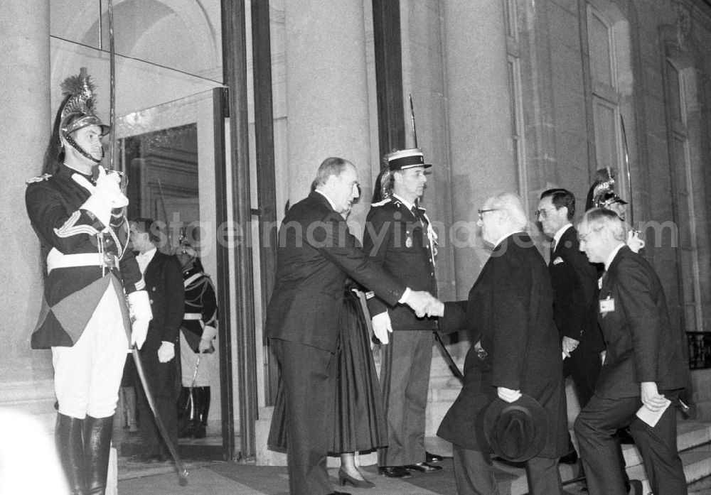 Paris: Francois Mitterrand, Staatspräsident Frankreich, reicht Erich Honecker, Vorsitzender des Staatsrates DDR, die Hand zum Empfang im Elysee-Palast in Paris.