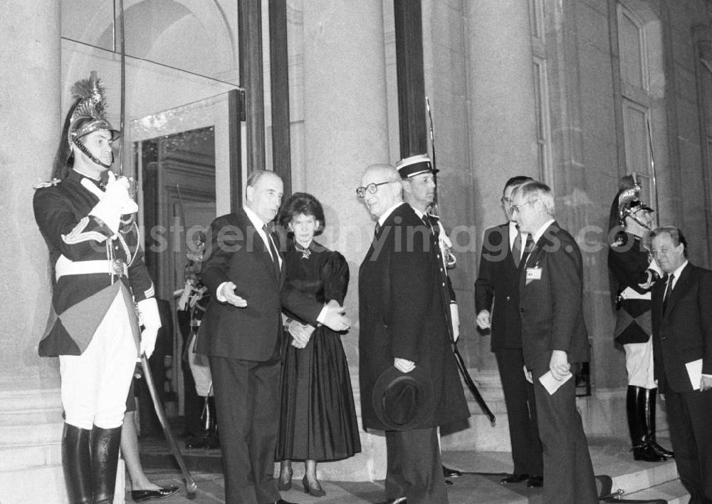 GDR image archive: Paris - Francois Mitterrand, Staatspräsident Frankreich, und seine Ehefrau Danielle Mitterrand empfangen Erich Honecker, Vorsitzender des Staatsrates DDR, im Elysee-Palast in Paris.