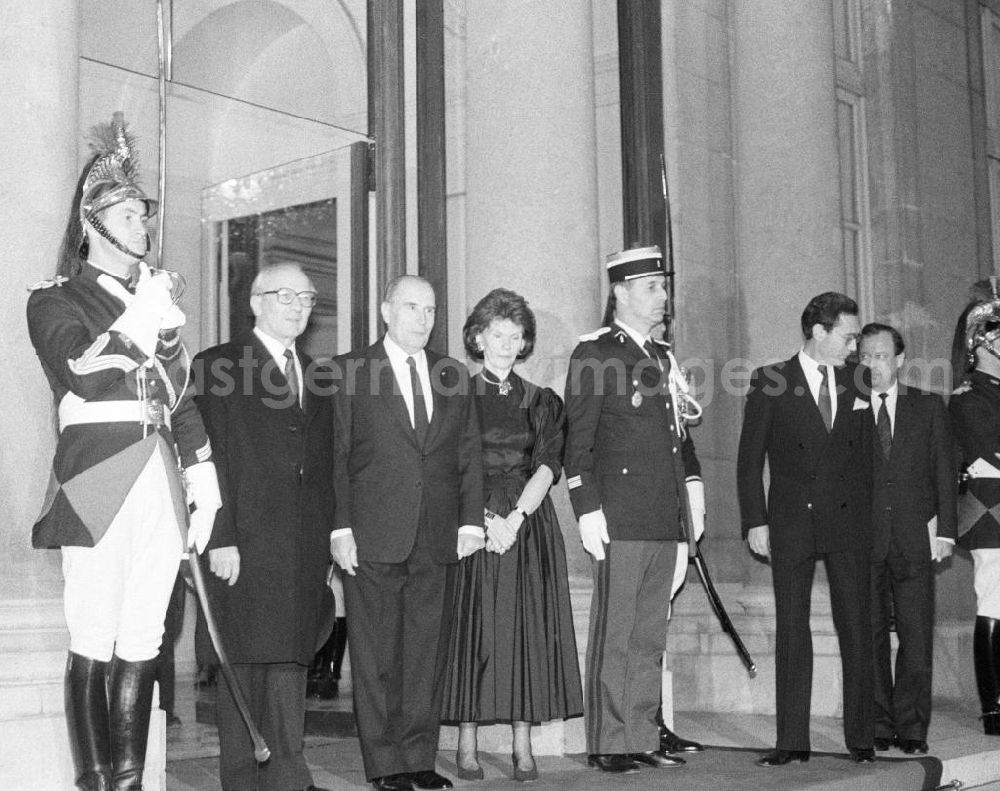 GDR photo archive: Paris - Francois Mitterrand, Staatspräsident Frankreich, und seine Ehefrau Danielle Mitterrand empfangen Erich Honecker, Vorsitzender des Staatsrates DDR, im Elysee-Palast in Paris. Aufstellung für das Pressefoto.