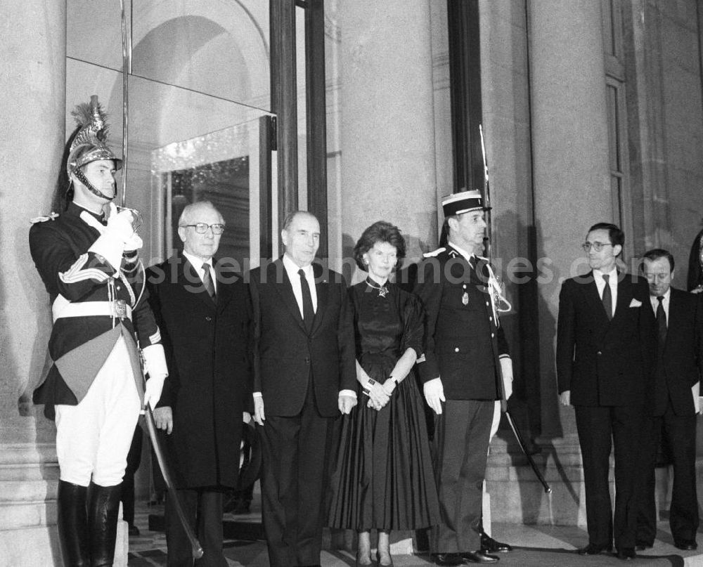 GDR picture archive: Paris - Francois Mitterrand, Staatspräsident Frankreich, und seine Ehefrau Danielle Mitterrand empfangen Erich Honecker, Vorsitzender des Staatsrates DDR, im Elysee-Palast in Paris. Aufstellung für das Pressefoto.