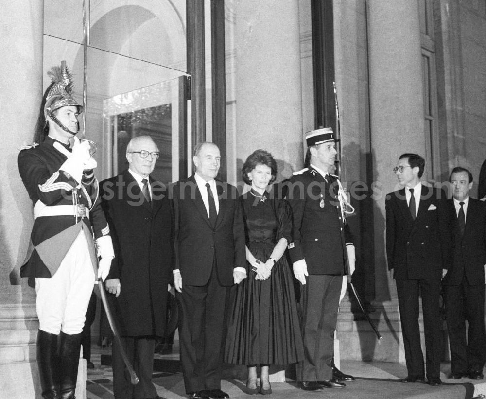 Paris: Francois Mitterrand, Staatspräsident Frankreich, und seine Ehefrau Danielle Mitterrand empfangen Erich Honecker, Vorsitzender des Staatsrates DDR, im Elysee-Palast in Paris. Aufstellung für das Pressefoto.