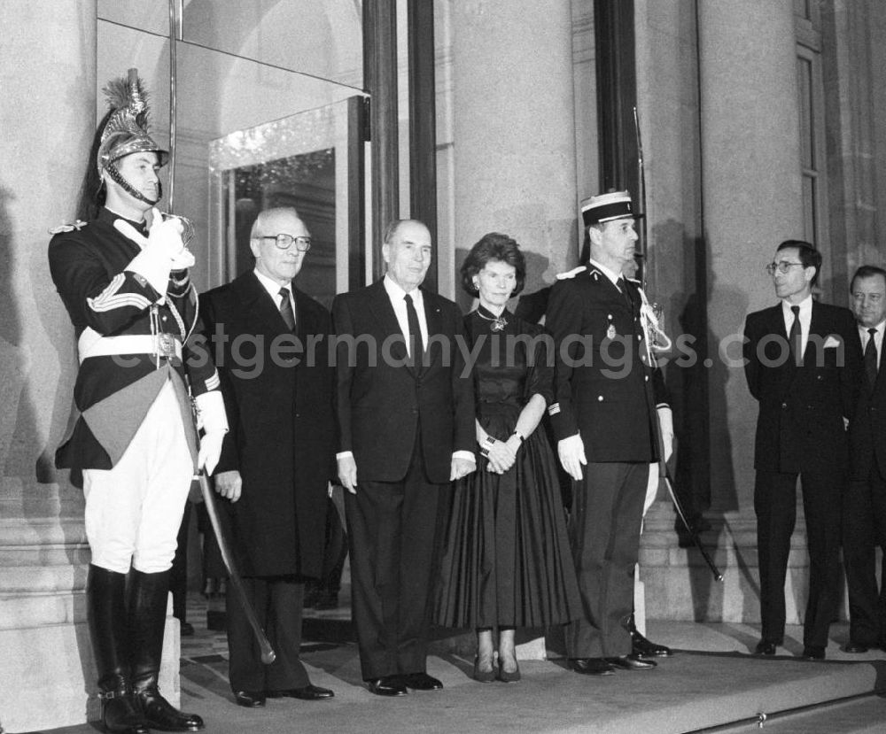 GDR image archive: Paris - Francois Mitterrand, Staatspräsident Frankreich, und seine Ehefrau Danielle Mitterrand empfangen Erich Honecker, Vorsitzender des Staatsrates DDR, im Elysee-Palast in Paris. Aufstellung für das Pressefoto.