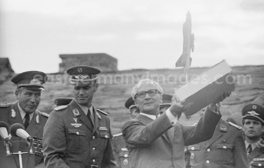 Peenemünde: Erich Honecker (1924 - 1994) to visit the fighter wings 9 (JG-9) in Peenemuende in Mecklenburg-Western Pomerania in the field of the former GDR, German Democratic Republik.Vlnr Army General Karl-Heinz Hoffmann (191