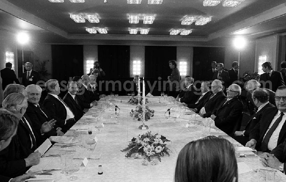 Berlin: 12.12.1981 Erich Honecker zu Besuch in Berlin (BRD), Helmut Schmidt (Bundeskanzler) veranstaltet für Honecker ein Abendessen Umschlagnr.: 34