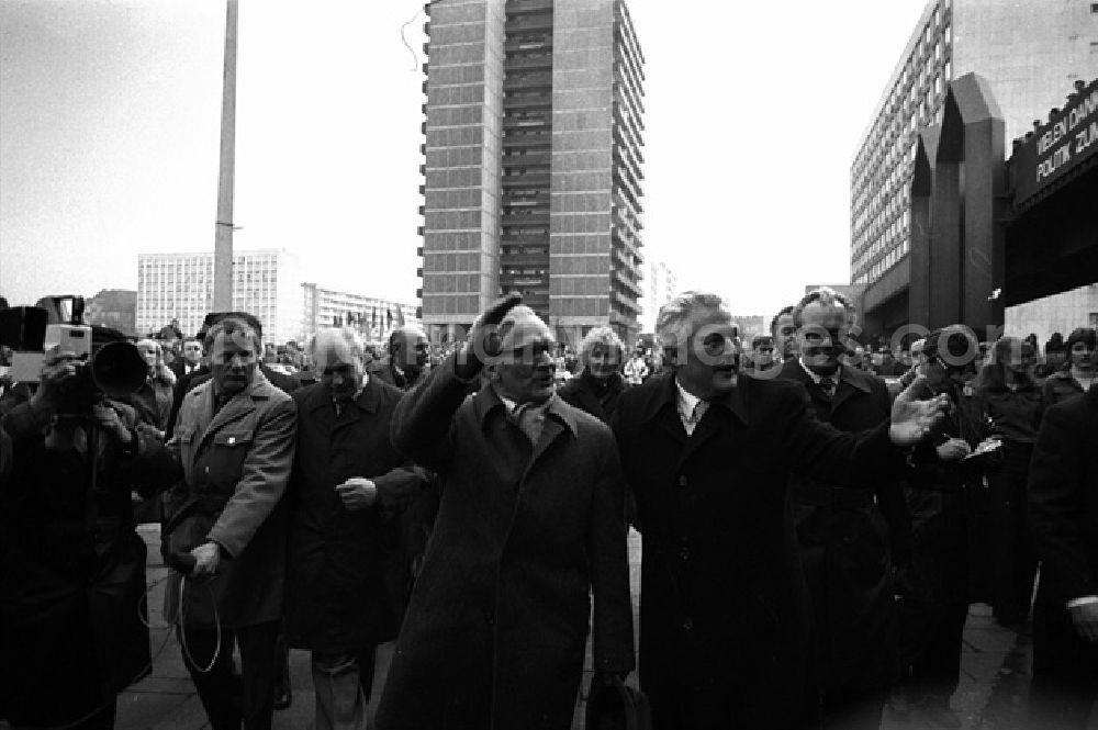 GDR picture archive: Buna - Erich Honecker besucht Chemiearbeiter in Buna. Einwoher bilden ein dichtes Spalier.