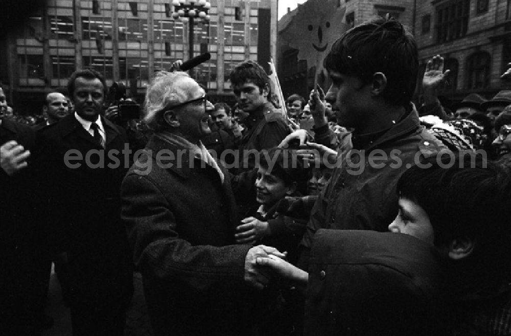 GDR picture archive: Buna - Erich Honecker besucht Chemiearbeiter in Buna. Einwoher bilden ein dichtes Spalier.