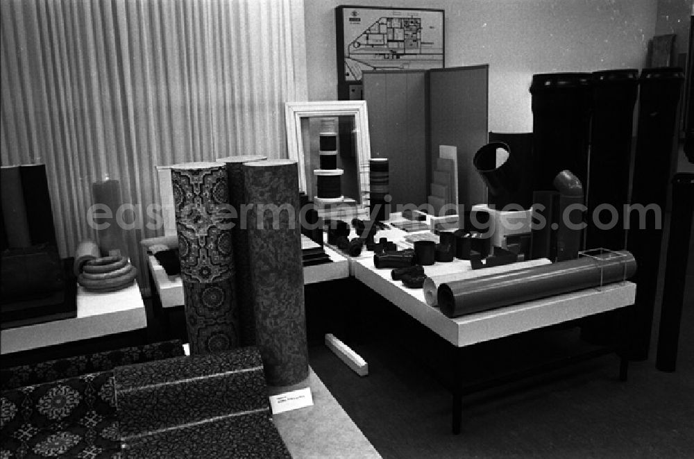 GDR image archive: Buna - Erich Honecker besucht Chemiearbeiter in Buna. Einwoher bilden ein dichtes Spalier.