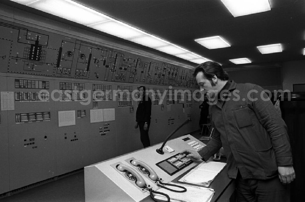 GDR photo archive: Buna - Erich Honecker besucht Chemiearbeiter in Buna. Einwoher bilden ein dichtes Spalier.