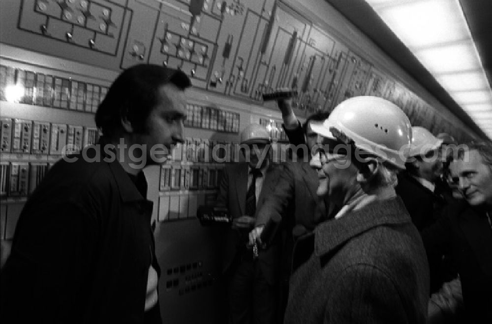 GDR image archive: Buna - Erich Honecker besucht Chemiearbeiter in Buna. Einwoher bilden ein dichtes Spalier.