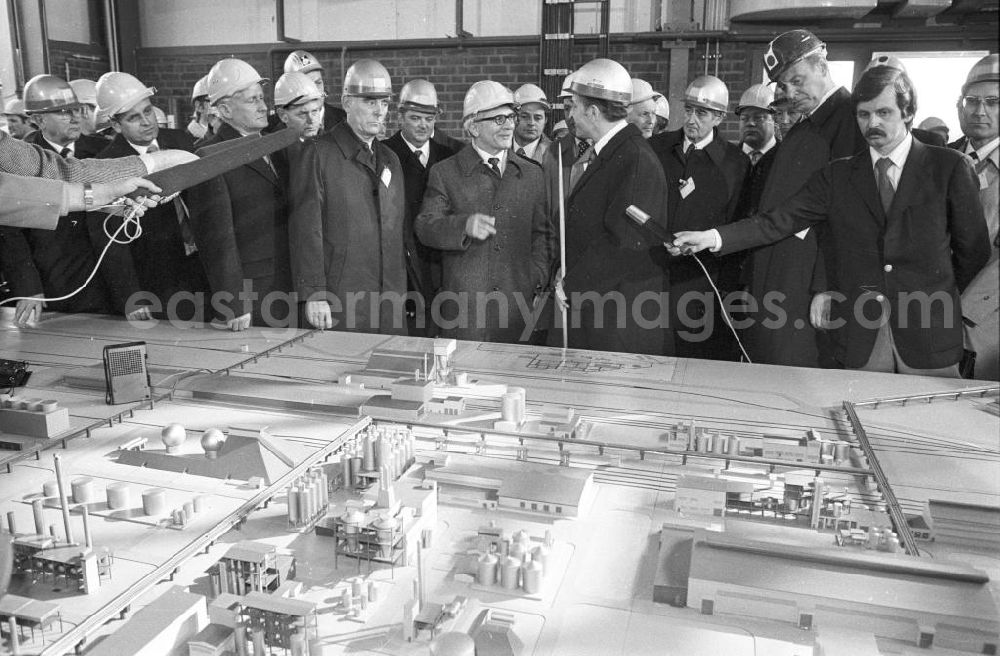 GDR image archive: Buna - Erich Honecker besucht Chemiearbeiter in Buna. Generaldirektor Dr. Helmut Pohle erklärt das Modell des neuen Produktionskomplexes.