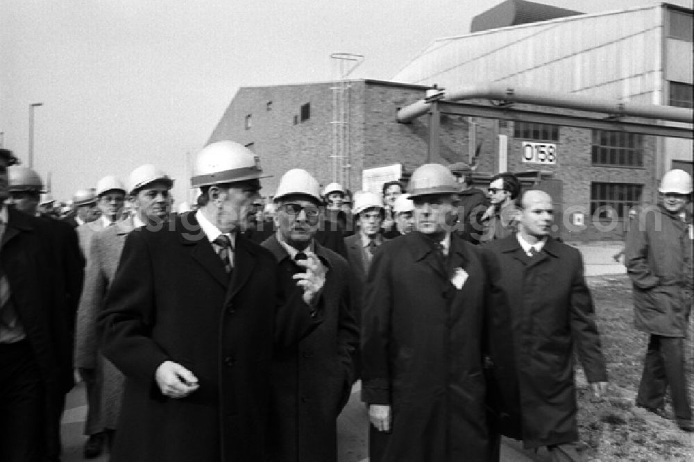 GDR photo archive: Buna - Erich Honecker besucht Chemiearbeiter in Buna. Generaldirektor Dr. Helmut Pohle erklärt das Modell des neuen Produktionskomplexes.