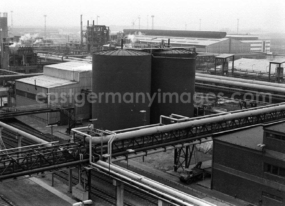 GDR photo archive: Buna - Erich Honecker besucht Chemiearbeiter in Buna. Generaldirektor Dr. Helmut Pohle erklärt das Modell des neuen Produktionskomplexes.