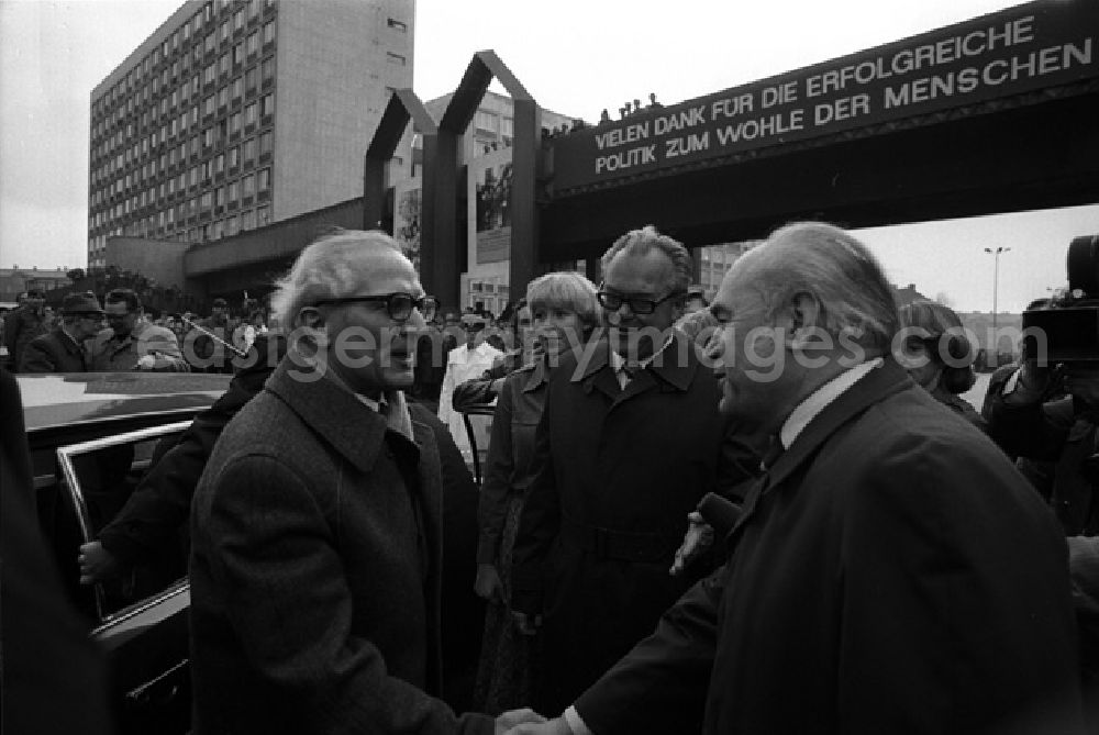 GDR picture archive: Buna - Erich Honecker besucht Chemiearbeiter in Buna. Generaldirektor Dr. Helmut Pohle erklärt das Modell des neuen Produktionskomplexes.