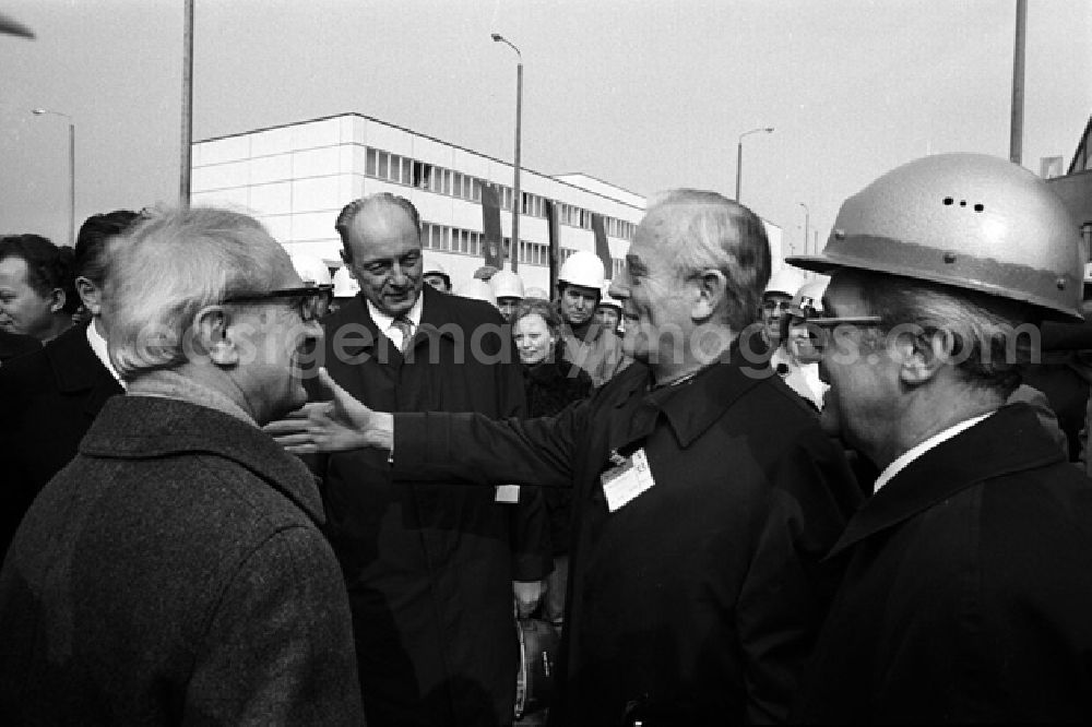 GDR image archive: Buna - Erich Honecker besucht Chemiearbeiter in Buna. Erich Honecker beim Gespräch mit den Werksangehörigen.