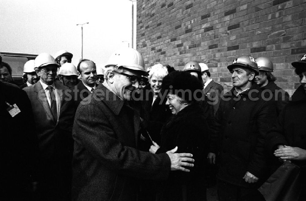 GDR photo archive: Buna - Erich Honecker besucht Chemiearbeiter in Buna. Erich Honecker beim Gespräch mit den Werksangehörigen.