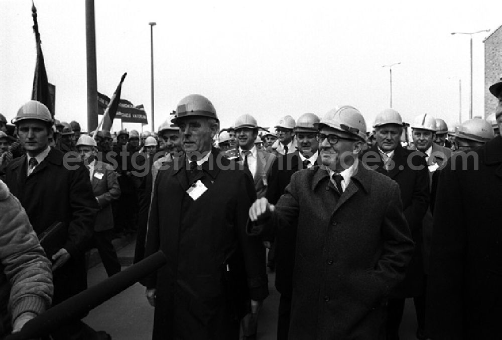 Buna: Erich Honecker besucht Chemiearbeiter in Buna. Spaziergang in der Clement Gottwald Str.