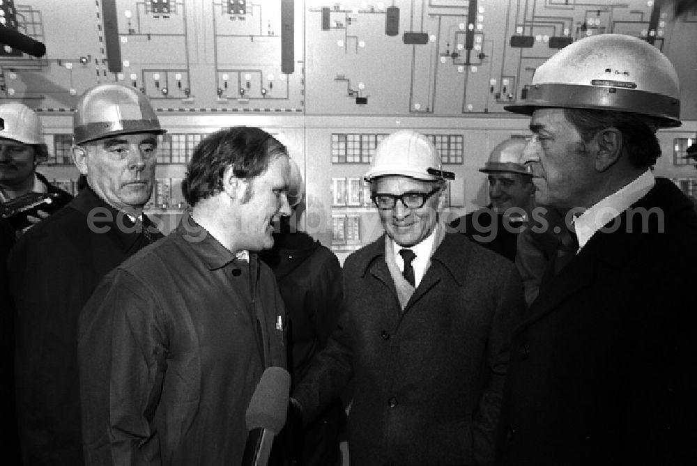 GDR image archive: Buna - Erich Honecker besucht Chemiearbeiter in Buna. Erich Honecker beim Gespräch mit den Werksangehörigen.