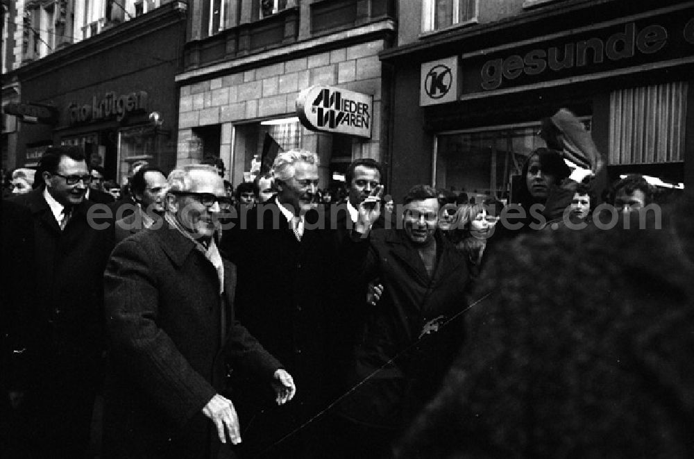 GDR picture archive: Buna - Erich Honecker besucht Chemiearbeiter in Buna. Spaziergang in der Clement Gottwald Str.