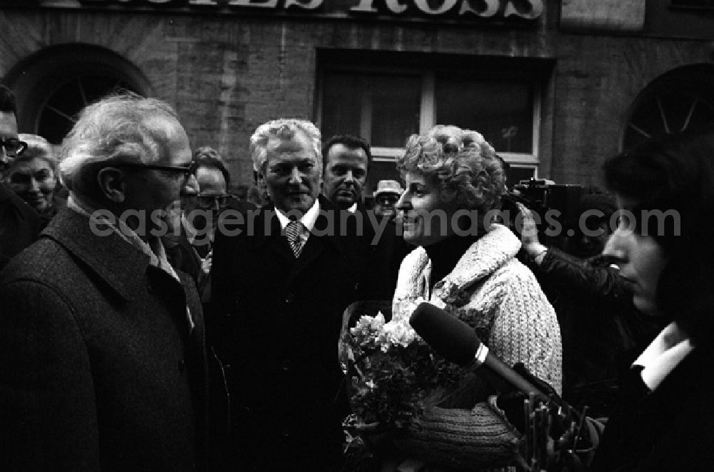 GDR image archive: Buna - Erich Honecker besucht Chemiearbeiter in Buna. Spaziergang in der Clement Gottwald Str.