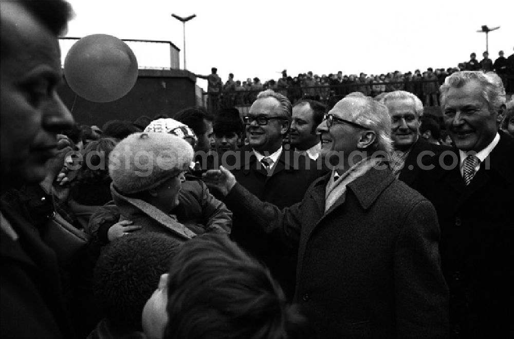 GDR picture archive: Buna - Erich Honecker besucht Chemiearbeiter in Buna. Spaziergang in der Clement Gottwald Str.