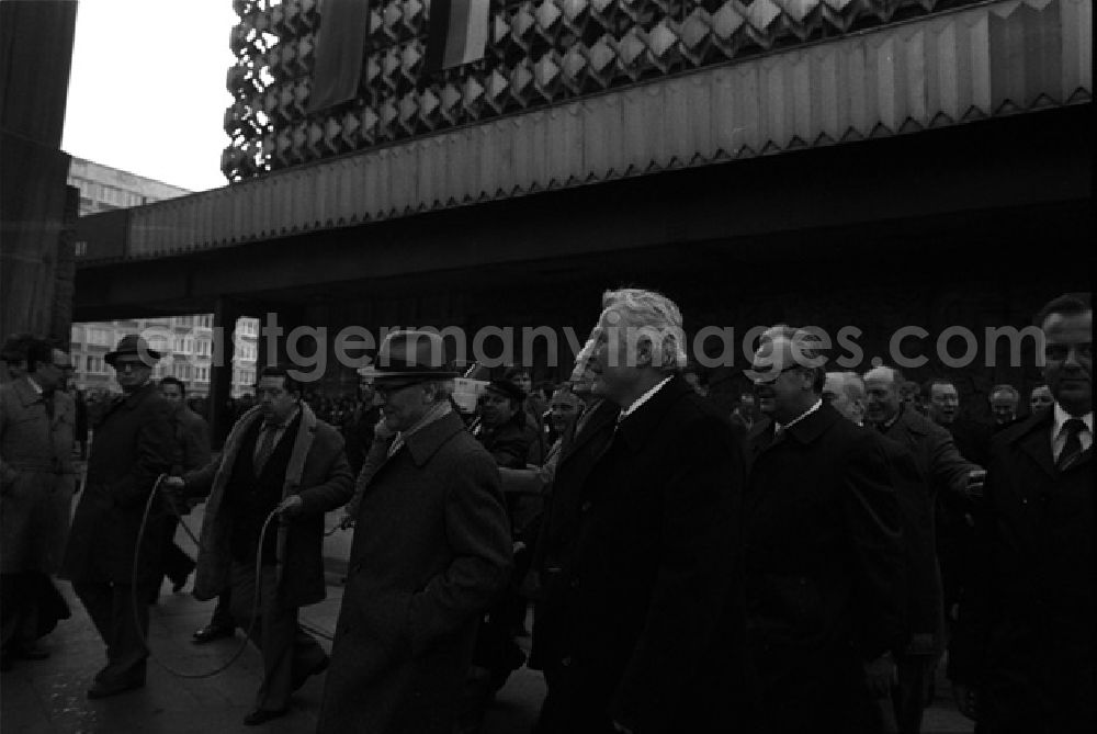 GDR photo archive: Buna - Erich Honecker besucht Chemiearbeiter in Buna. Spaziergang in der Clement Gottwald Str.