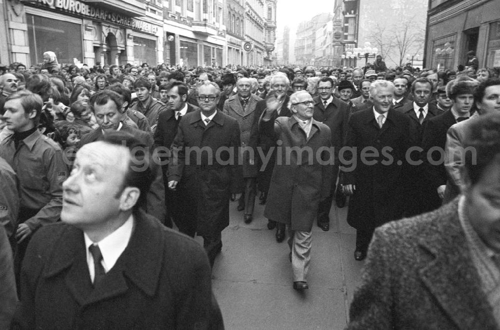 Buna: Erich Honecker besucht Chemiearbeiter in Buna. Spaziergang in der Clement Gottwald Straße.