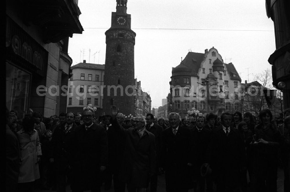 GDR image archive: Buna - Erich Honecker besucht Chemiearbeiter in Buna. Spaziergang in der Clement Gottwald Str.