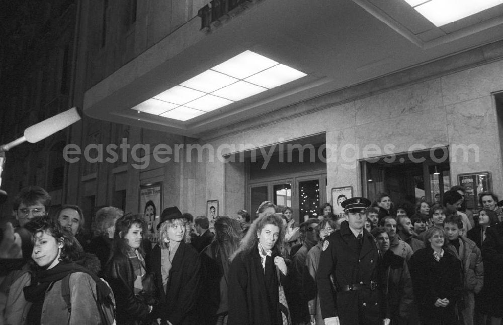GDR picture archive: Paris - Nachtaufnahme: Erich Honecker, Vorsitzender des Staatsrates DDR, besucht eine Vorführung des berühmten Pantomimen Marcel Marceau im Theatre des Champs Elysees in Paris. Zuschauer warten vor dem Theater auf Ankunft von Erich Honecker.