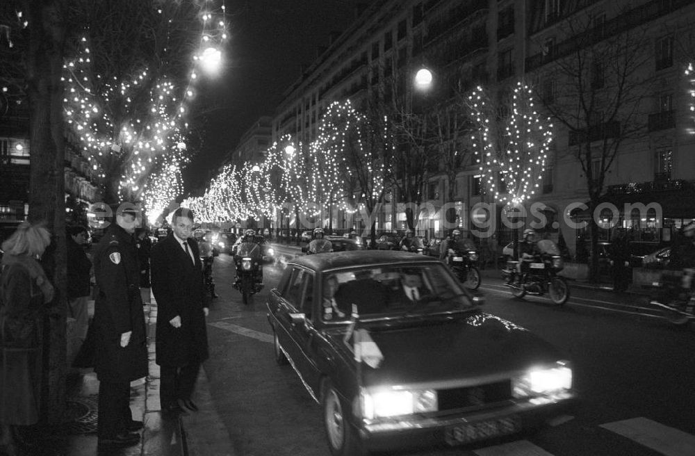 Paris: Nachtaufnahme: Erich Honecker, Vorsitzender des Staatsrates DDR, besucht eine Vorführung des berühmten Pantomimen Marcel Marceau im Theatre des Champs Elysees in Paris. Ankunft von Erich Honecker im Auto mit Polizeieskorte.
